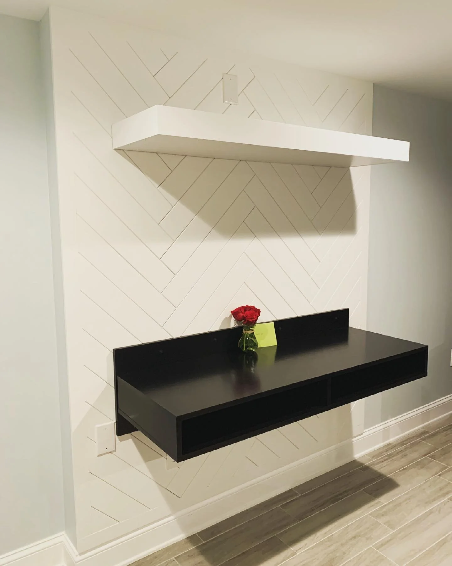 Gave you guys a peak at this herringbone wall some days ago in our stories. But now....🤩 this beautiful black floating desk and floating shelf is giving this space purpose and beauty all at the same time! 

#custommade #herringbonewall #featurewall 