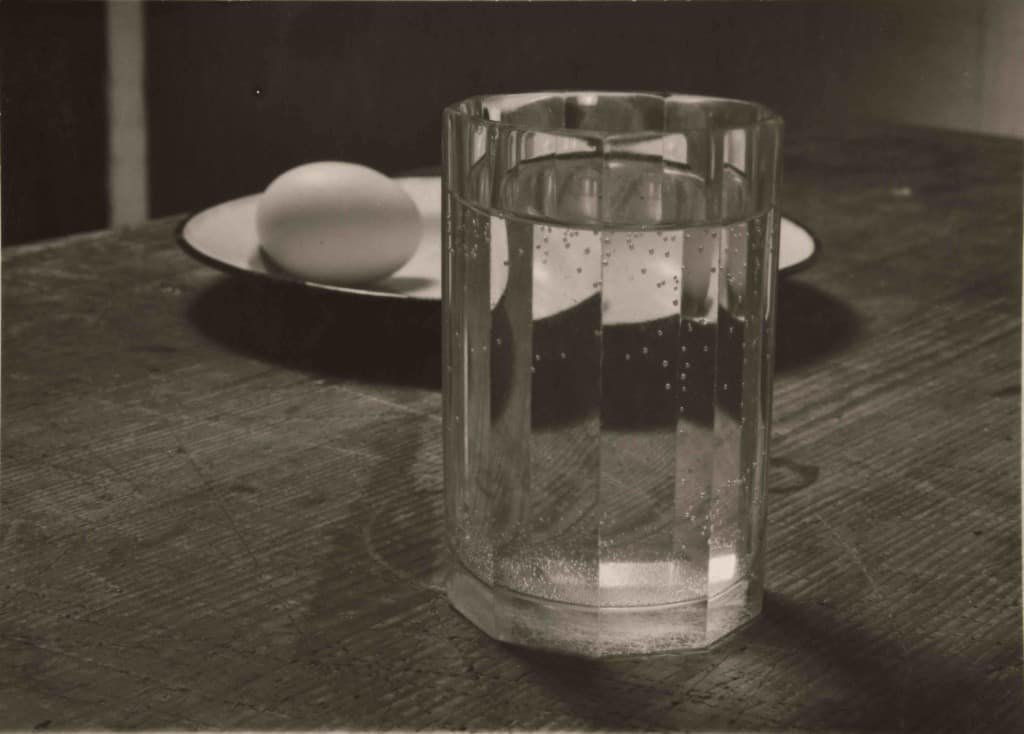 josef-sudek-composition-oeuf-assiette-verre-1950-1954-binochz-and-giquello-drouot.jpg