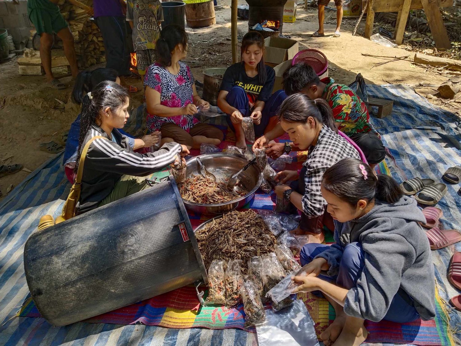 FOOD+SUPPLIES+AND+SFH+TEAMS+PREPARING+AID+FOR+IDPS.jpeg