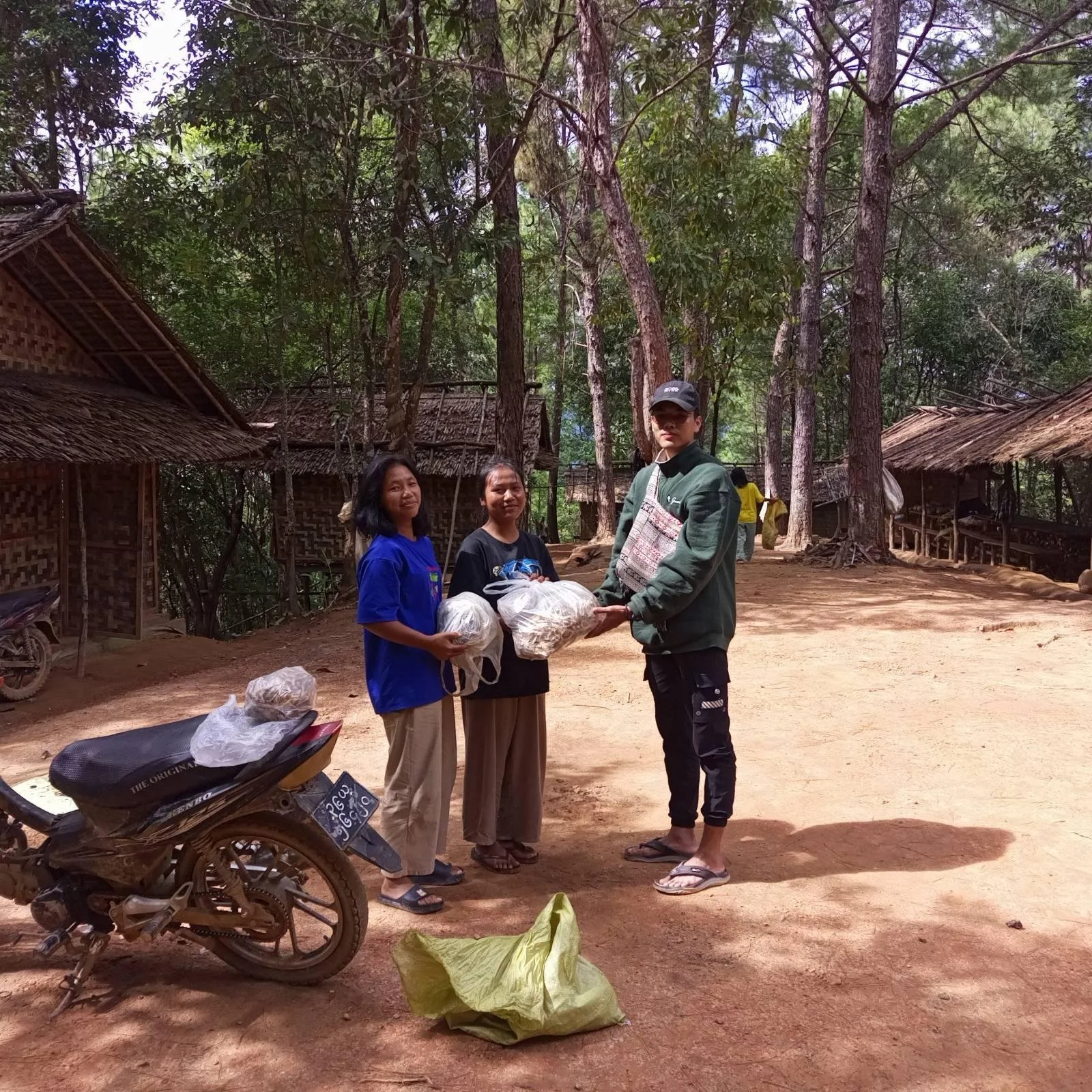 RURAL+SFH+NURSES+RECIEVING+MEDICAL+SUPPLIES+FOR+IDPS+.jpeg