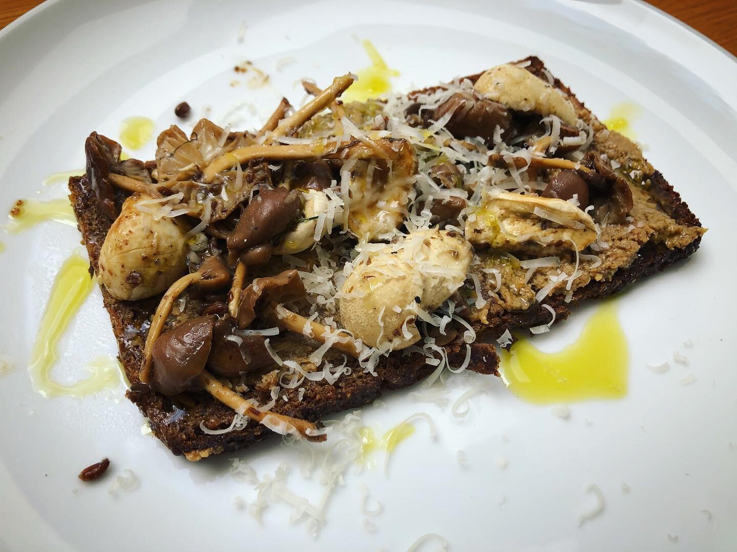 Simple but delicious 
fairy ring &amp; puffball on rye lunch with wild oyster mushroom &amp; cobnut pesto drizzled with wild garlic oil 🔥🌱

Sarah doing her bit to harvest epic quantities of Fairy Rings after all the rain we&rsquo;ve had to pickle l