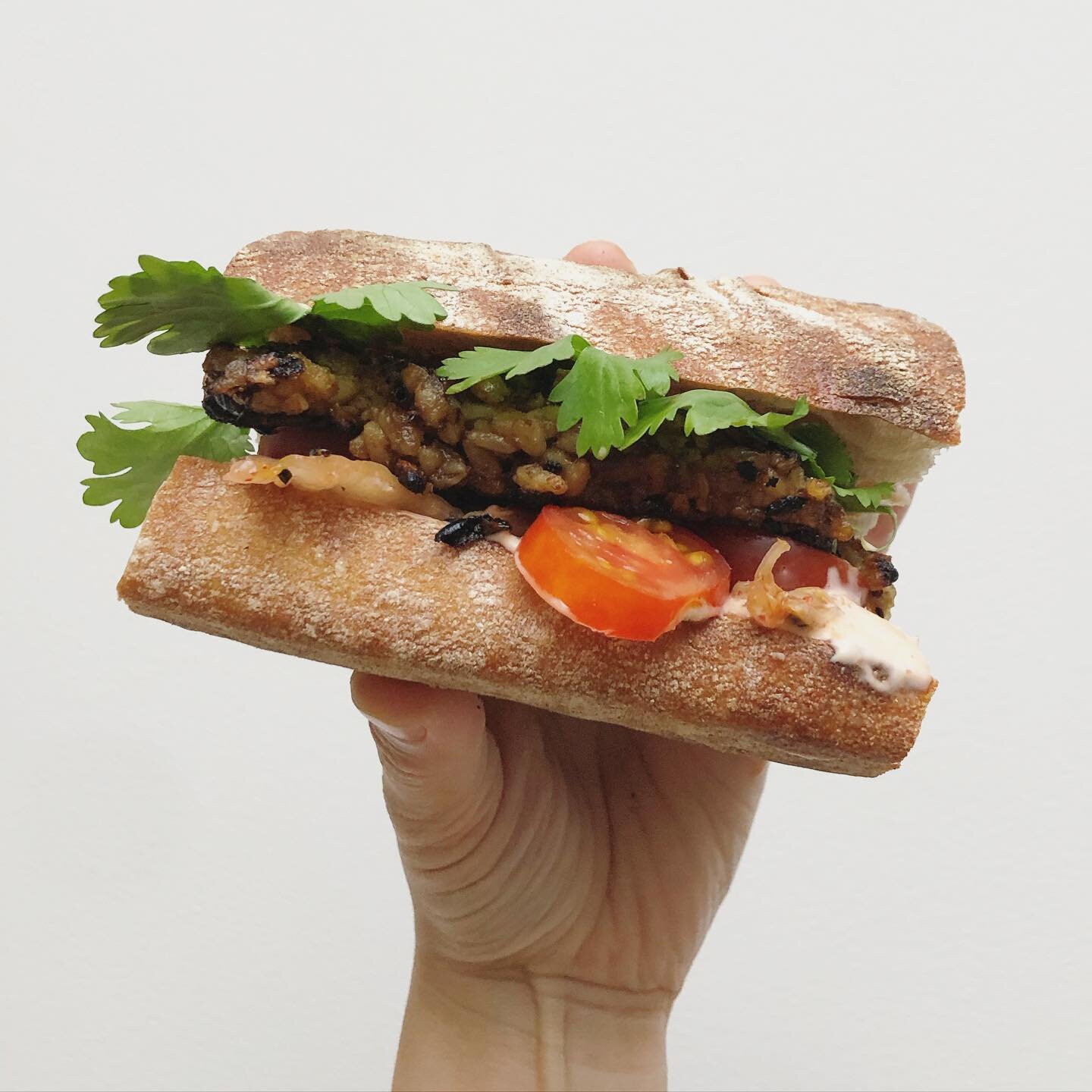 You&rsquo;ve got to love any meeting that ends with an offer of bread, specially when it&rsquo;s this good! Inspired to make this banging oat tempeh B&aacute;nh m&igrave; after a lovely chat with @e5bakehouse today 🙌🏼

Crispy sticky oat tempeh mari