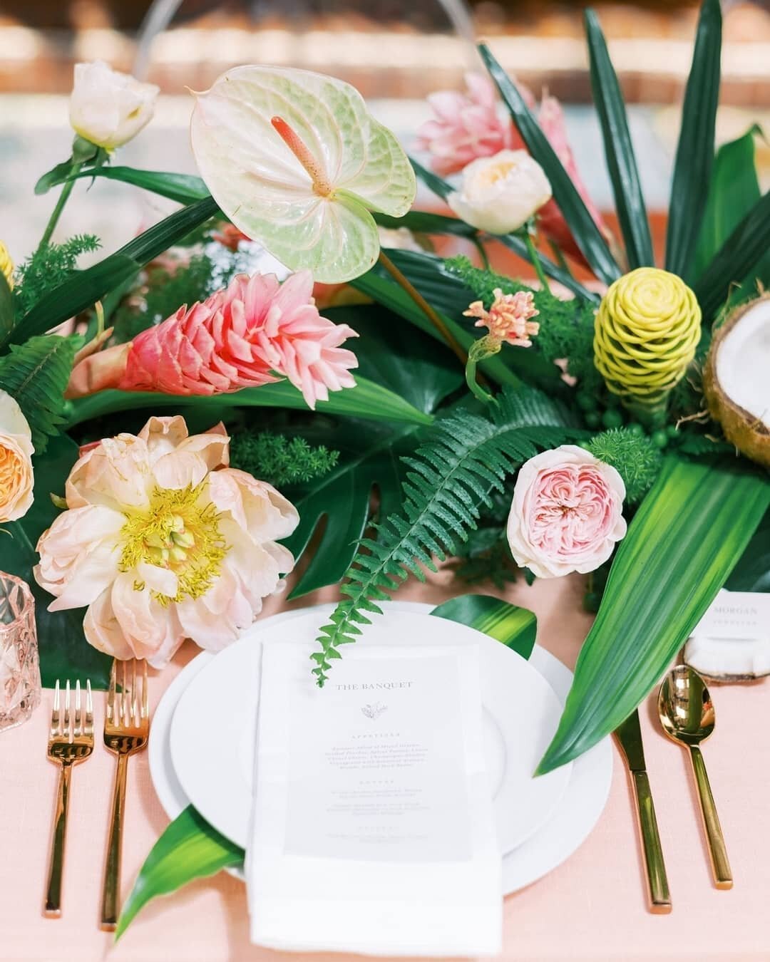 🌸&nbsp;These blooms and our rose gold flatware are the perfect combo!&nbsp;🌸 
​#theartofrentals #premierepartyrents || Planning + Design: @chloeandmint | Venue: @ebelloflb | Photography: @beatricehowellphoto | Florals: @lovesomeblossoms | Paper: @s