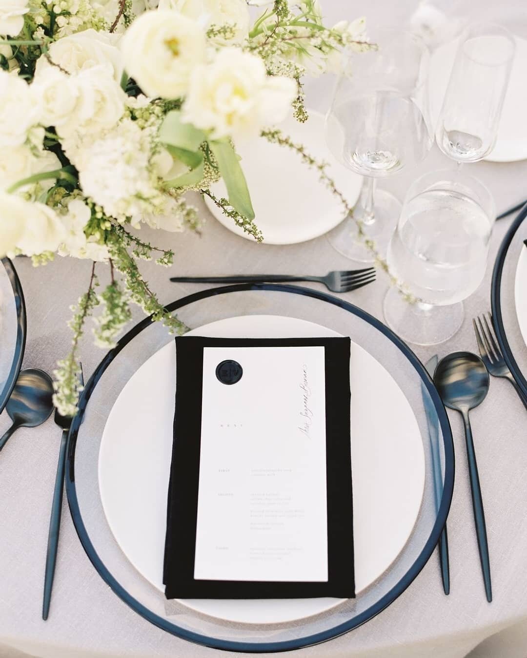 This tabletop combo is a total smokeshow!&nbsp;🖤 
​#theartofrentals #premierepartyrents || Planner: @sarahparkevents | Photography: @winsomeandwright | Florals: @plentyofpetals | Rentals: @premiere_rents | Linen: @latavolalinen | Lighting: @thelight