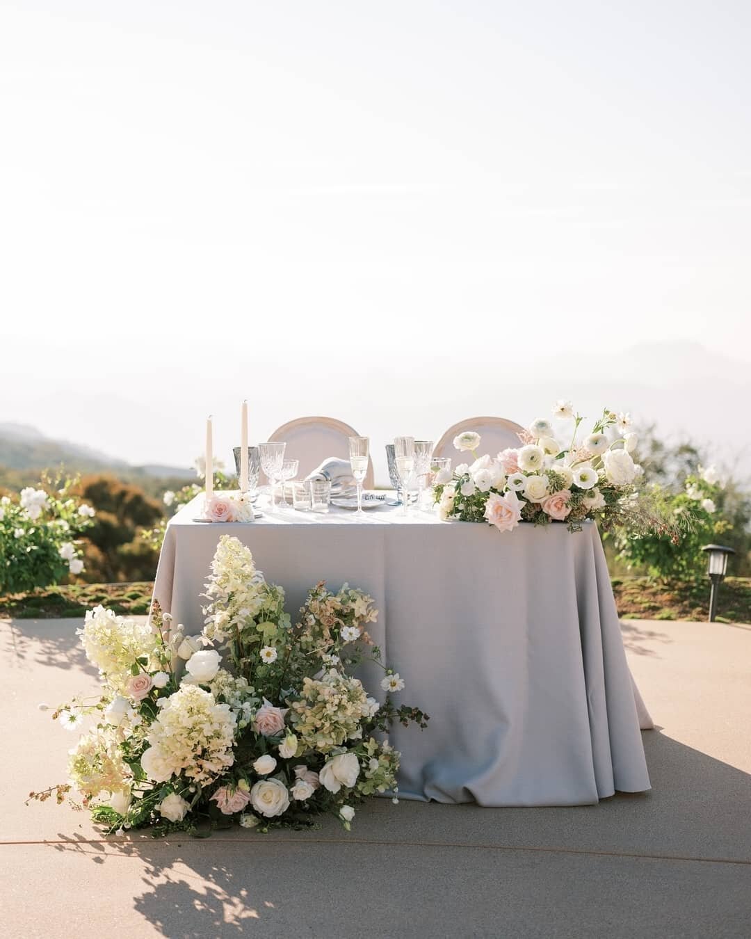 ❔Question of the day: Are you team&nbsp;Sweetheart Table or team Head Table?
​#theartofrentals #premierepartyrents || California Wedding Day: @californiaweddingday | Venue: @stonemountainestates | Venue management: @theelegantninja_vai @theelegantnin