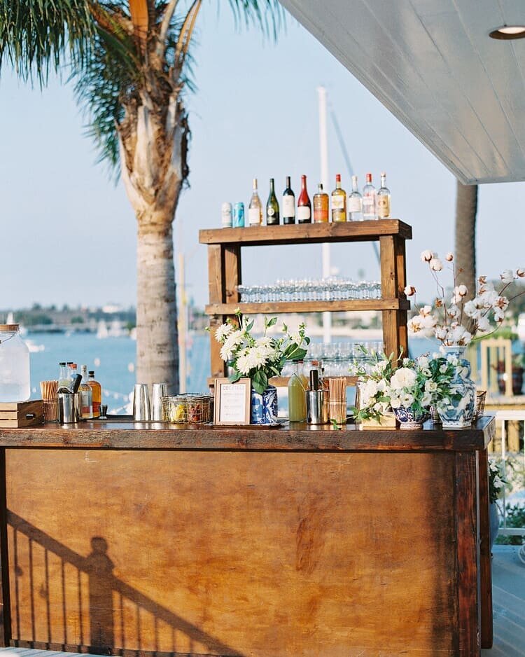 Cocktail hour by the water...&nbsp;🏃&zwj;♀️💨&nbsp;wait for us!&nbsp;
​#theartofrentals #premierepartyrents || Planning + Design: @smithjamesevents | Venue: Private Residence | Photography: @valglidden | Florals: @heirloomdesignhouse | Paper: @jenna