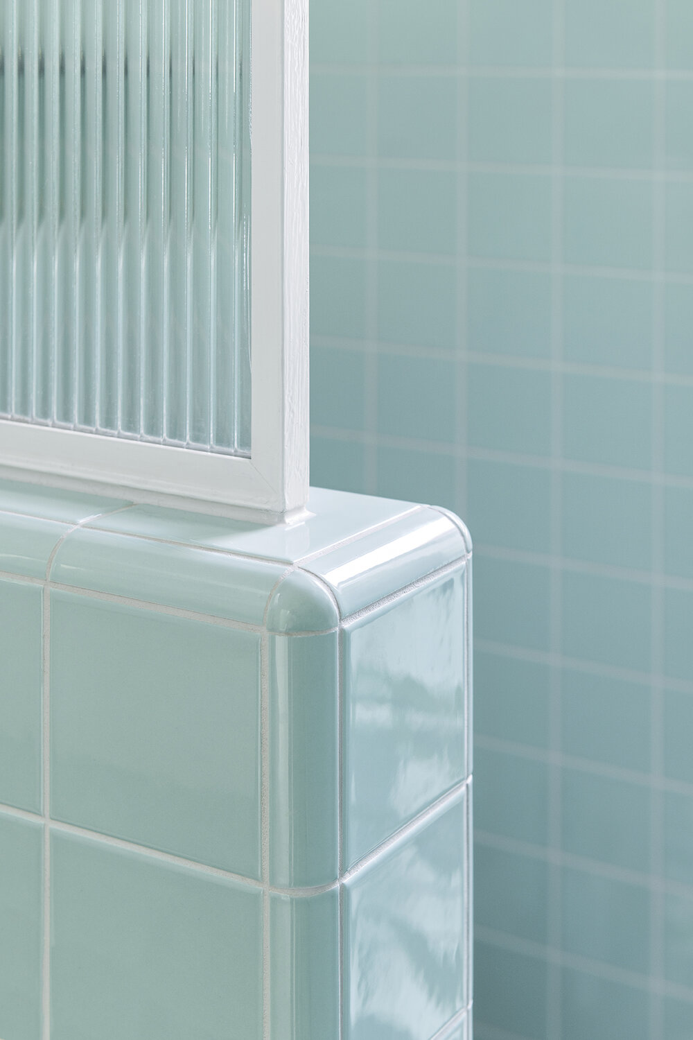 Tiling details and fluted glass screen. Image: Cathy Schusler