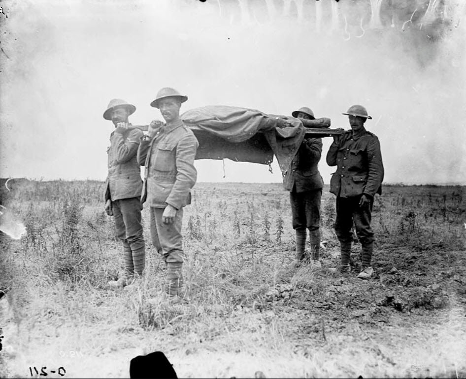 Bringing in the dead, July 1916 / Transport d’un mort, juillet 1916