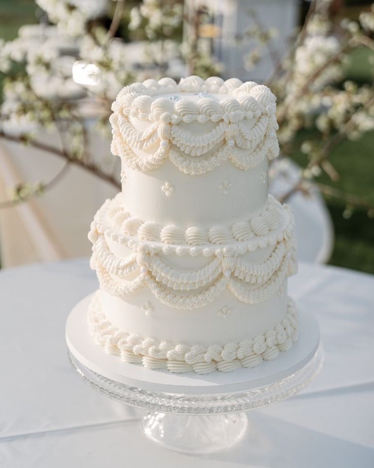 Trending now: vintage wedding cakes 😍 what do you think, do you love it?