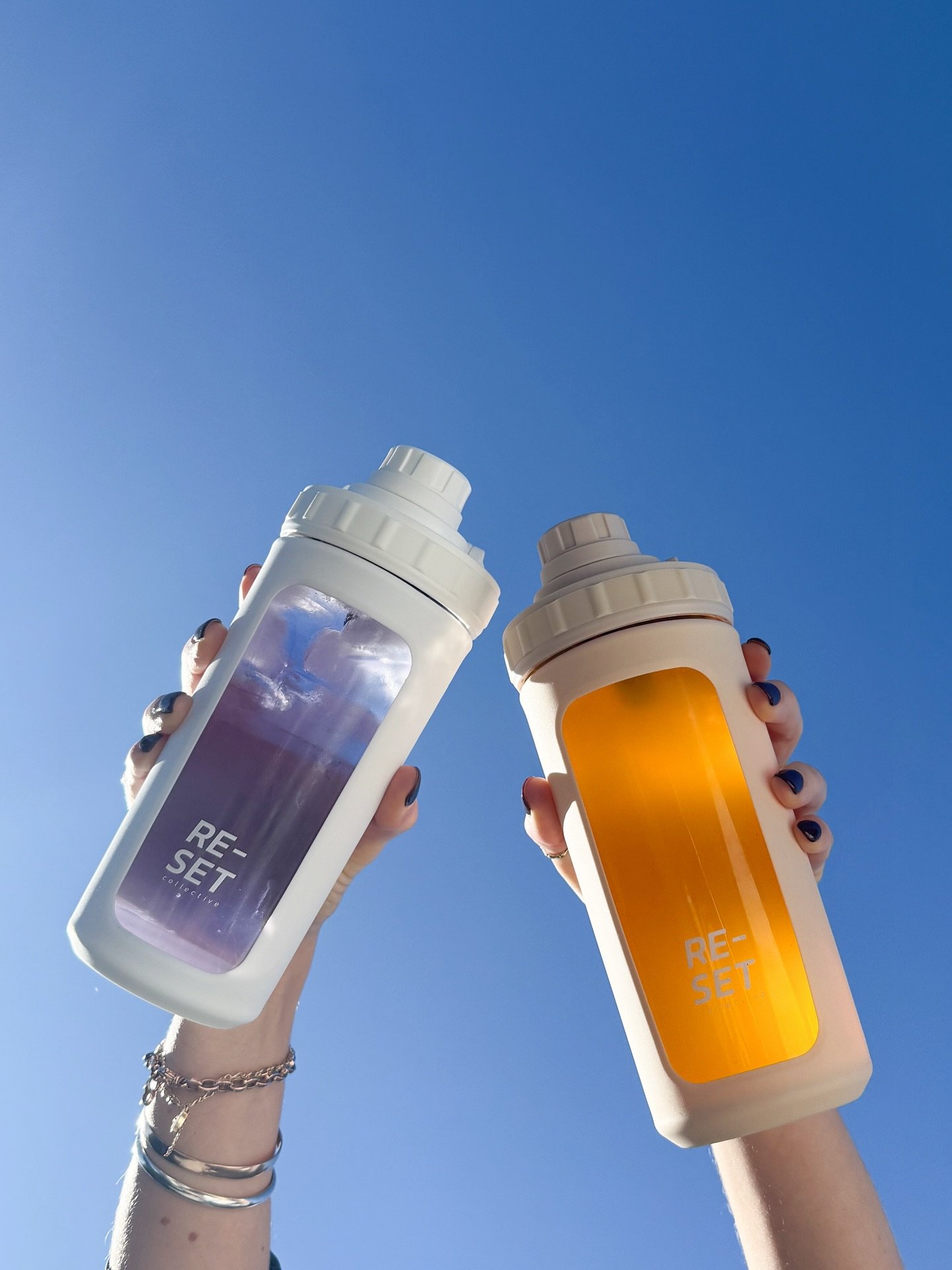 Our two neutral girlies 💅🏼 Here&rsquo;s what you&rsquo;re missing if you still use a plastic protein shaker:

🤍 Style - we know you value this the most!
🤍 Smell-proof - you know what we mean 🤢 we use glass which is naturally anti-odor
🤍 Carry h