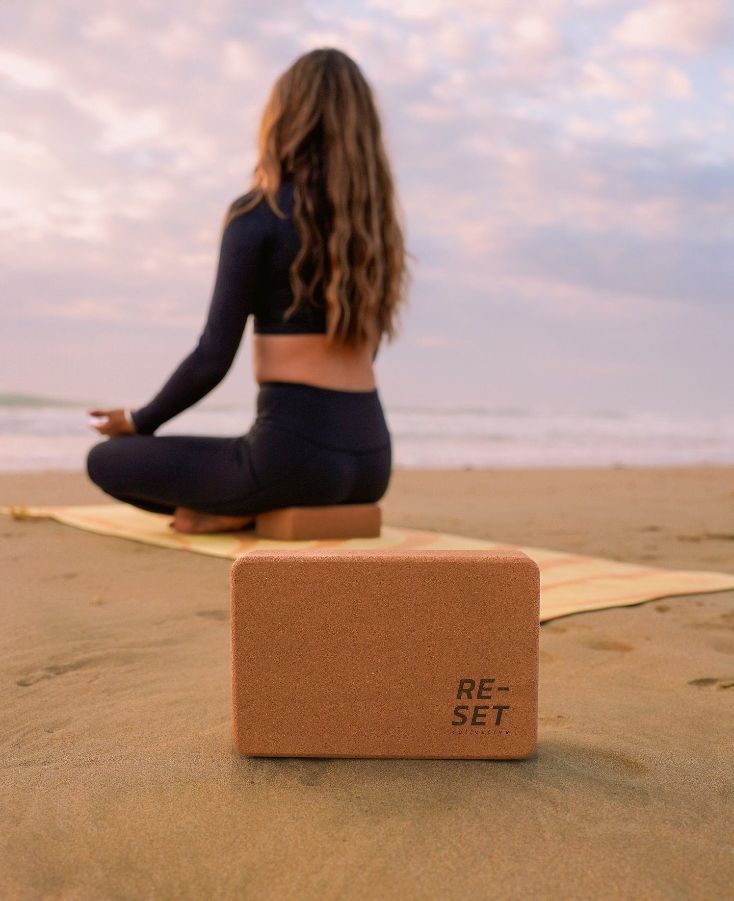 What can you actually use a cork yoga block for? 👇🏼
&bull; Lifting the floor closer to you in deep stretches
&bull; Supporting your back or hips in restorative poses
&bull; Sitting on it to elevate your hips and improve posture
&bull; Resting your 