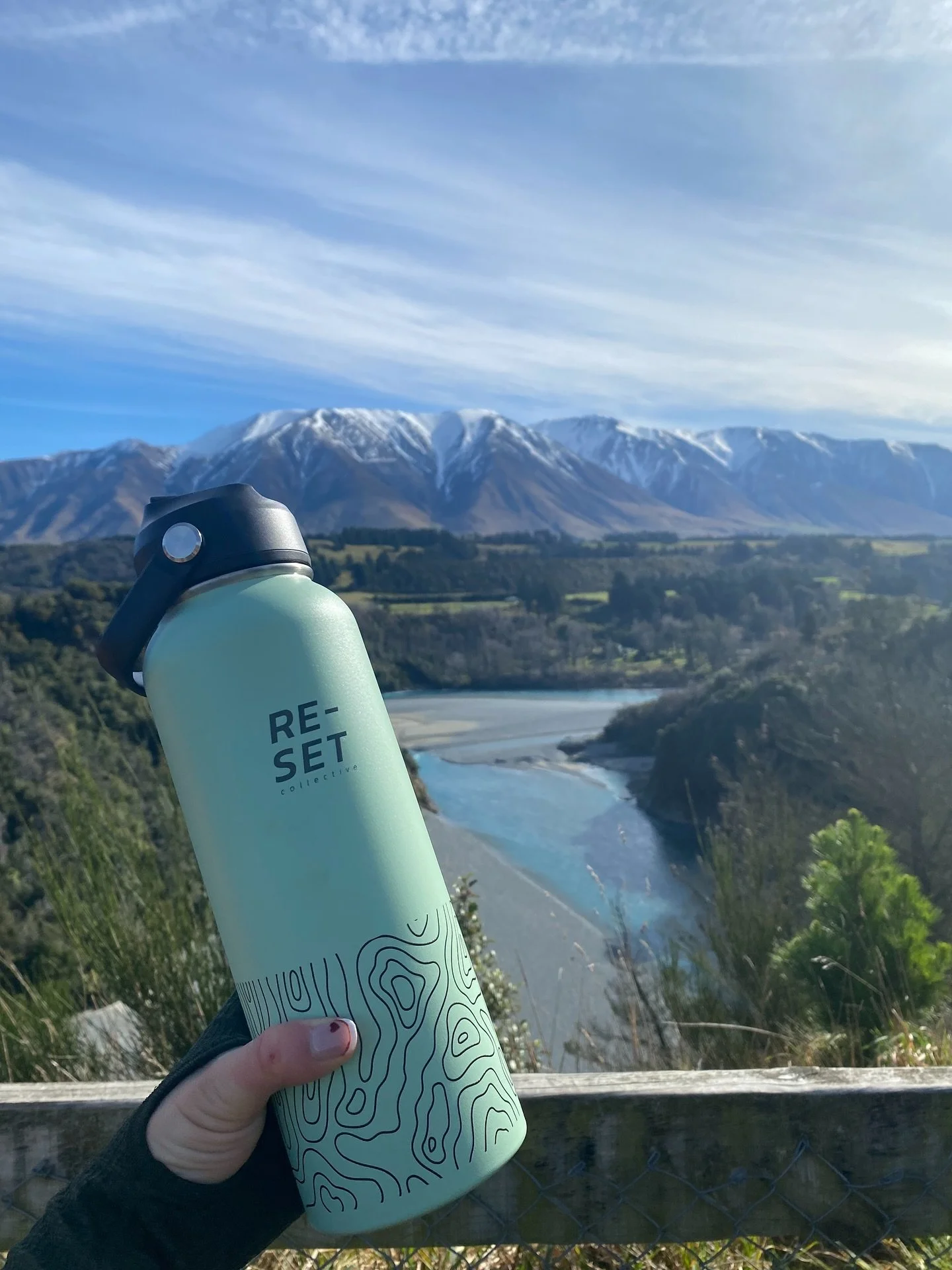 Whatever the season, your bottle keeps up.

Hot coffee on a winter hike.
Iced water under summer sun.
Whatever you need, it&rsquo;s always temperature regulated. Always with you.

RE-SET. Built for every movement.