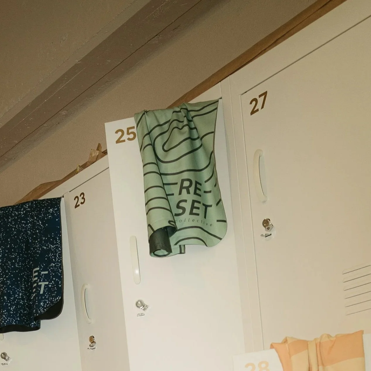 RE-FRESH SOFT SUEDE SWEAT TOWEL - GREEN