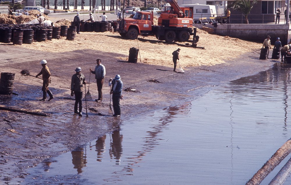 SBHM-Oil Spill oil workers at harbor Rescan002.jpg