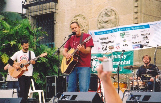 Jack Johnson performing at the 2004 Santa Barbara Earth Day Festival 
