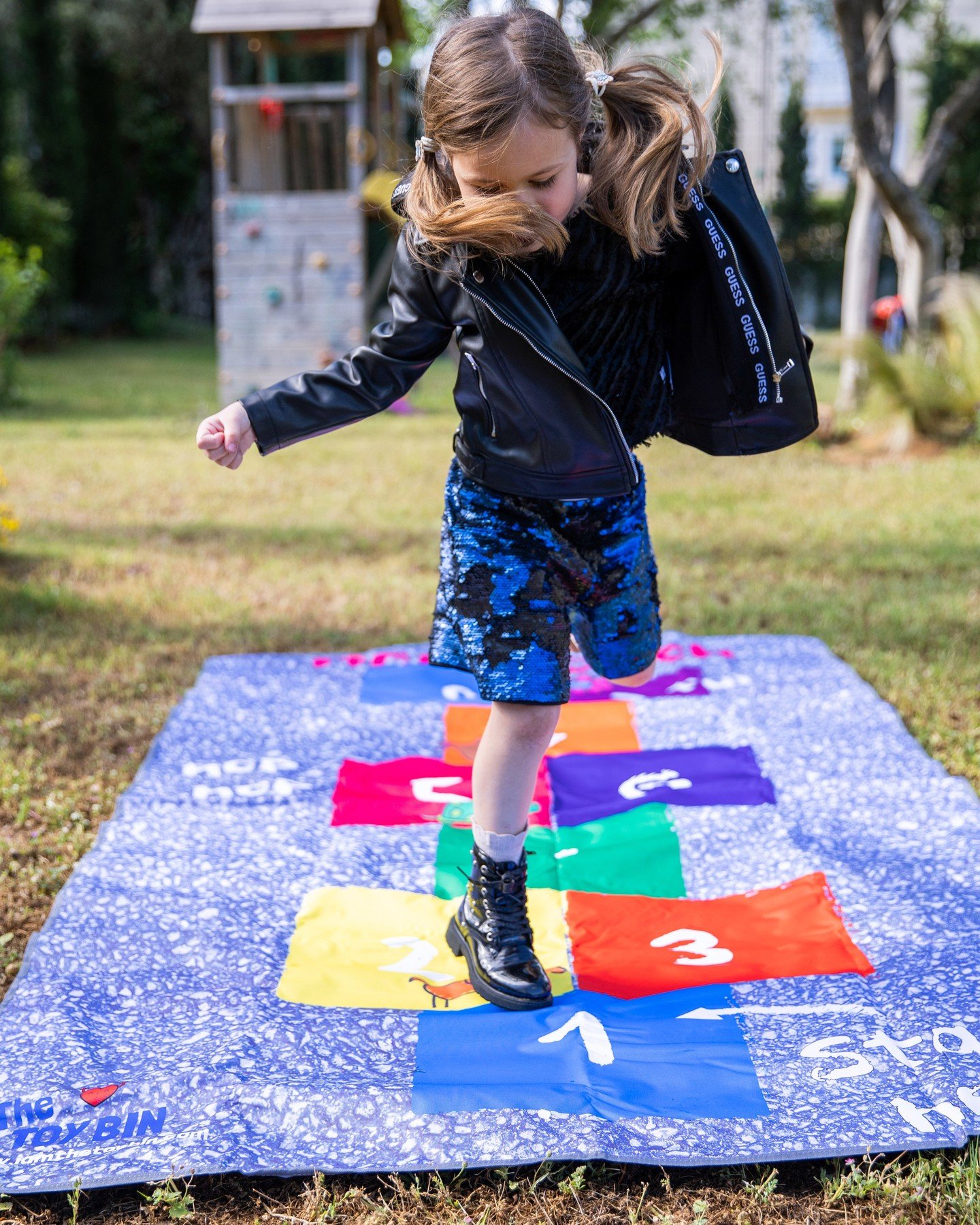 Hop, skip, and jump your way to victory in this thrilling hopscotch board game, where strategy and agility collide for endless family fun! 
#iamthetoybin #carryingJoy
📷 @stanislava.t.hricova