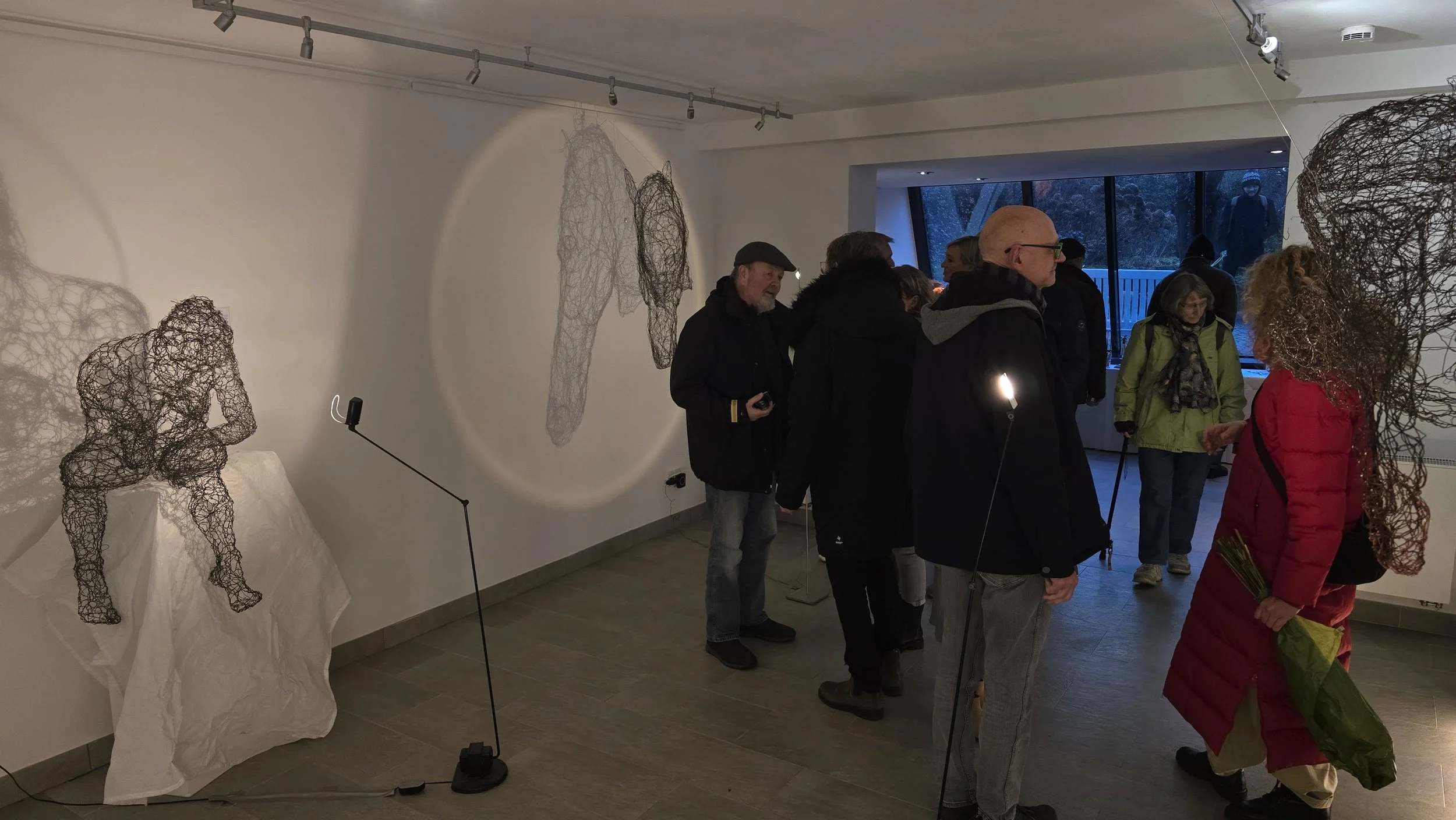 Vernissage "Schattenspiele", Drahtskulpturen von Susa Jörgen, 2025