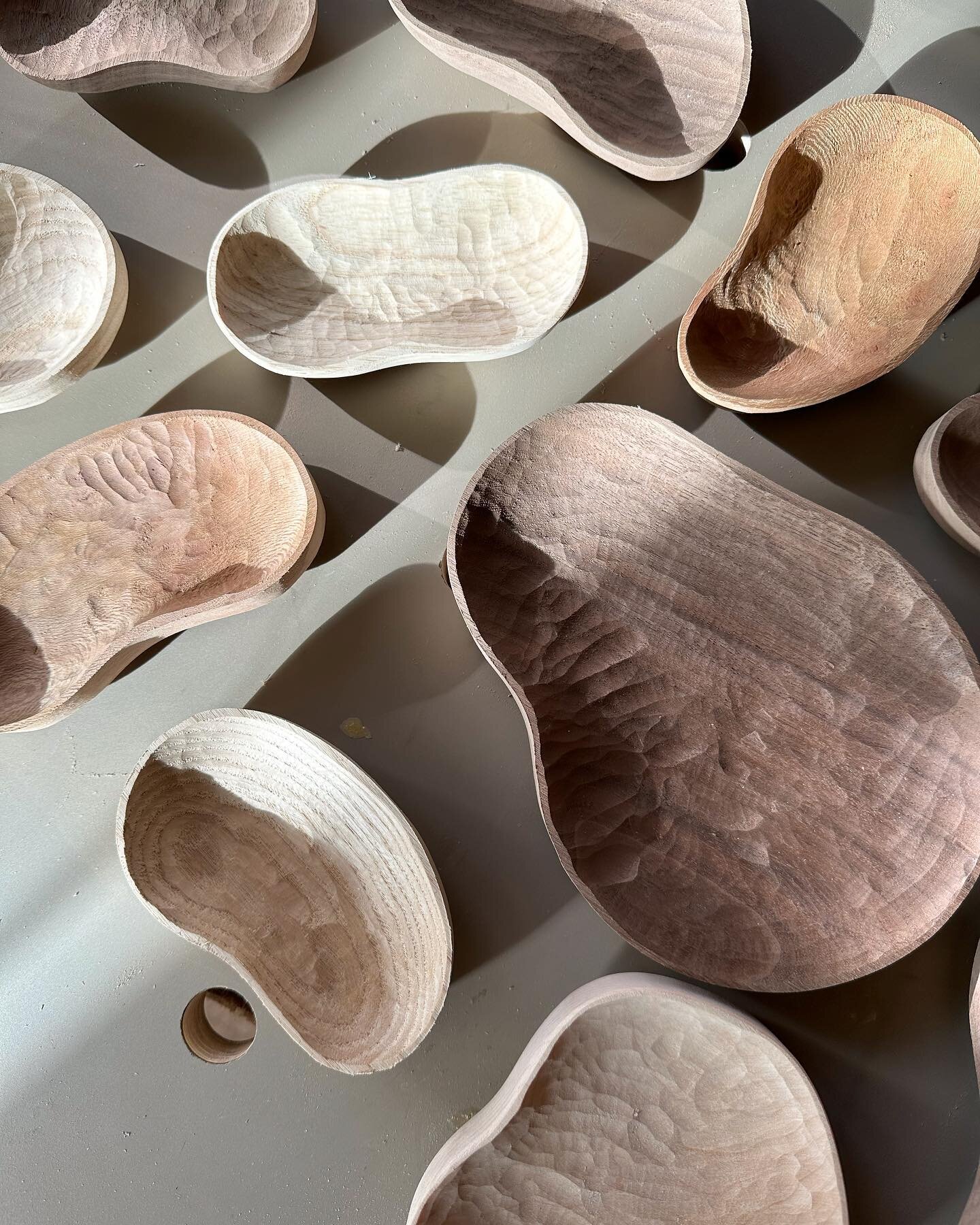 More wonky and pebble trays! These guys need a final sand and oil still but I&rsquo;m so pleased with them 🙏🏽
.
.

#woodworking #handmadeUK #britishmade #sustainabledesign&nbsp; #woodcarving #britishcraft&nbsp;#designermaker #woodenhomedecor #handm