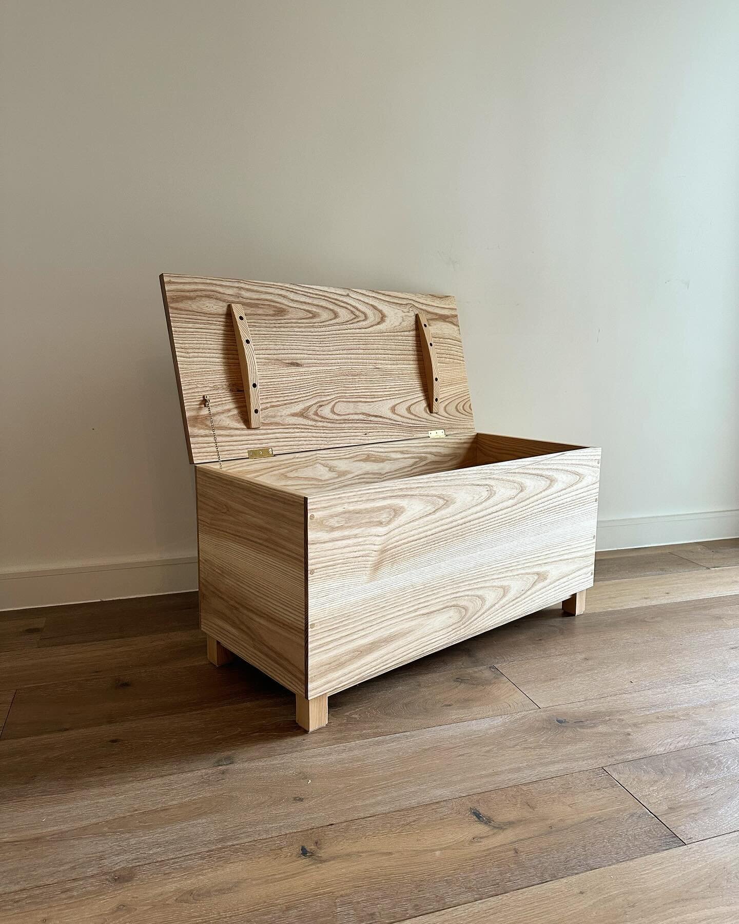 Bespoke ash blanket chest with a curved groove handle and brass hardware. Very pleased with this one ✨Pop us a DM for any bespoke enquiries!
.
.
.
#britishmade&nbsp;#sustainabledesign&nbsp; #hyggehome #britishcraft #finefurniture #handmadefurniture #