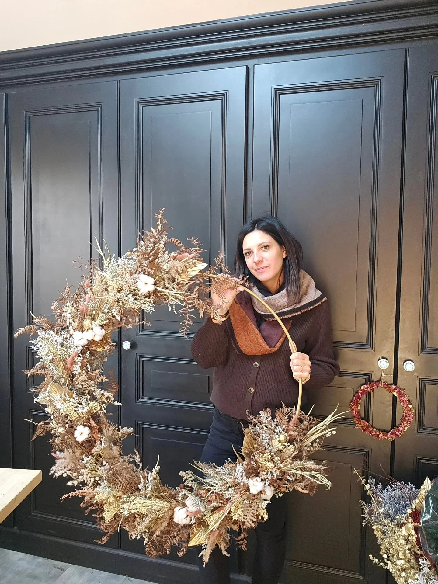 15 jours &agrave; couper du grillage, scier des tasseaux ,manipuler des kilos de branches de sapins, manger des paillettes... les grands d&eacute;cors de No&euml;l sont termin&eacute;s. Je suis fatigu&eacute;e mais fi&egrave;re du r&eacute;sultat ! ⭐