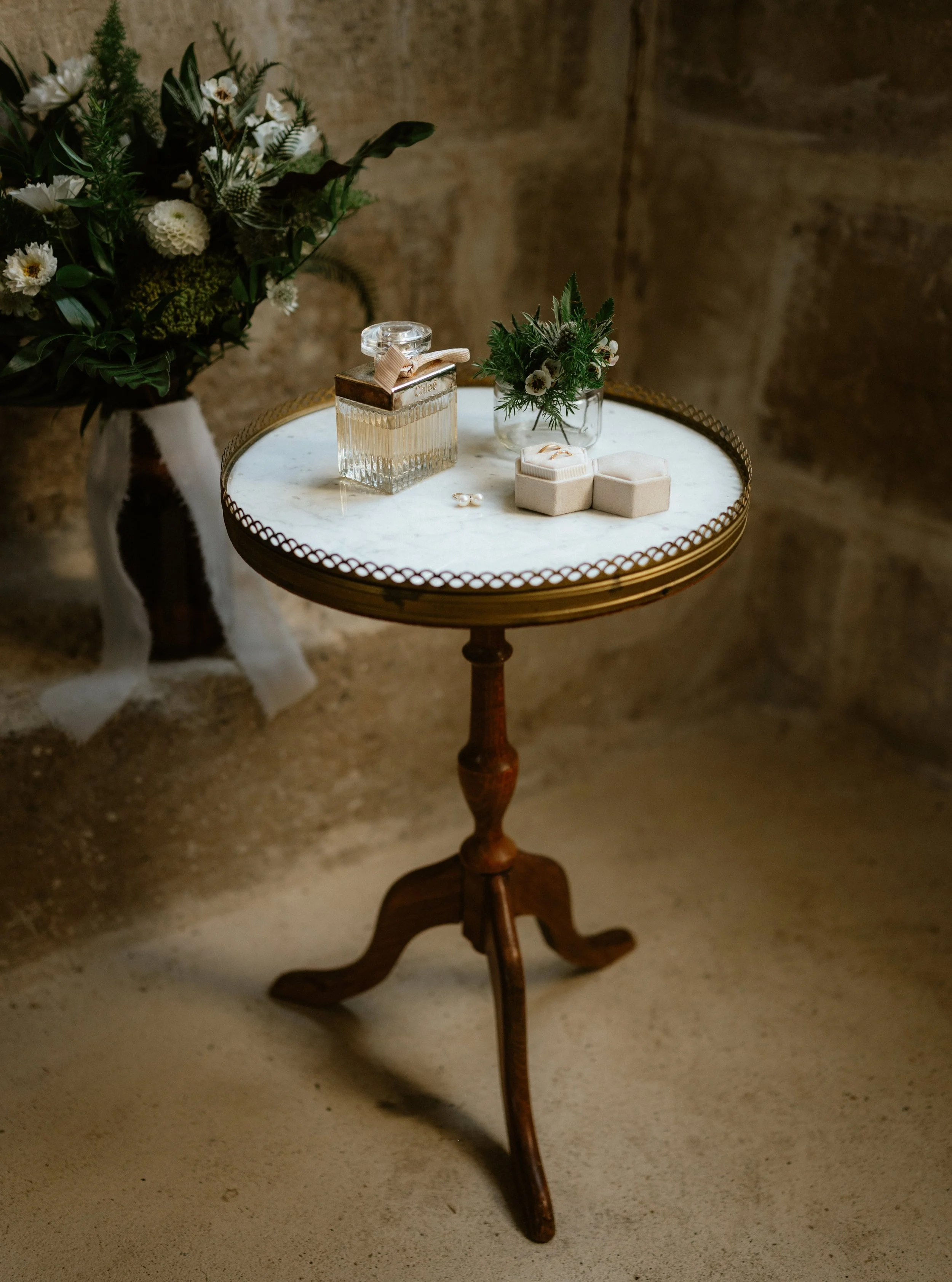 Les pr&eacute;paratifs de la jolie Chlo&eacute;, si bien captur&eacute; par le talentueux @benoitchevrierphoto 

Mise en beaut&eacute; : @audrey_robion 
Lieu : @chateau_de_la_citardiere

#fleuristemariage #fleuristeevenementiel #mariageelegant #fleur