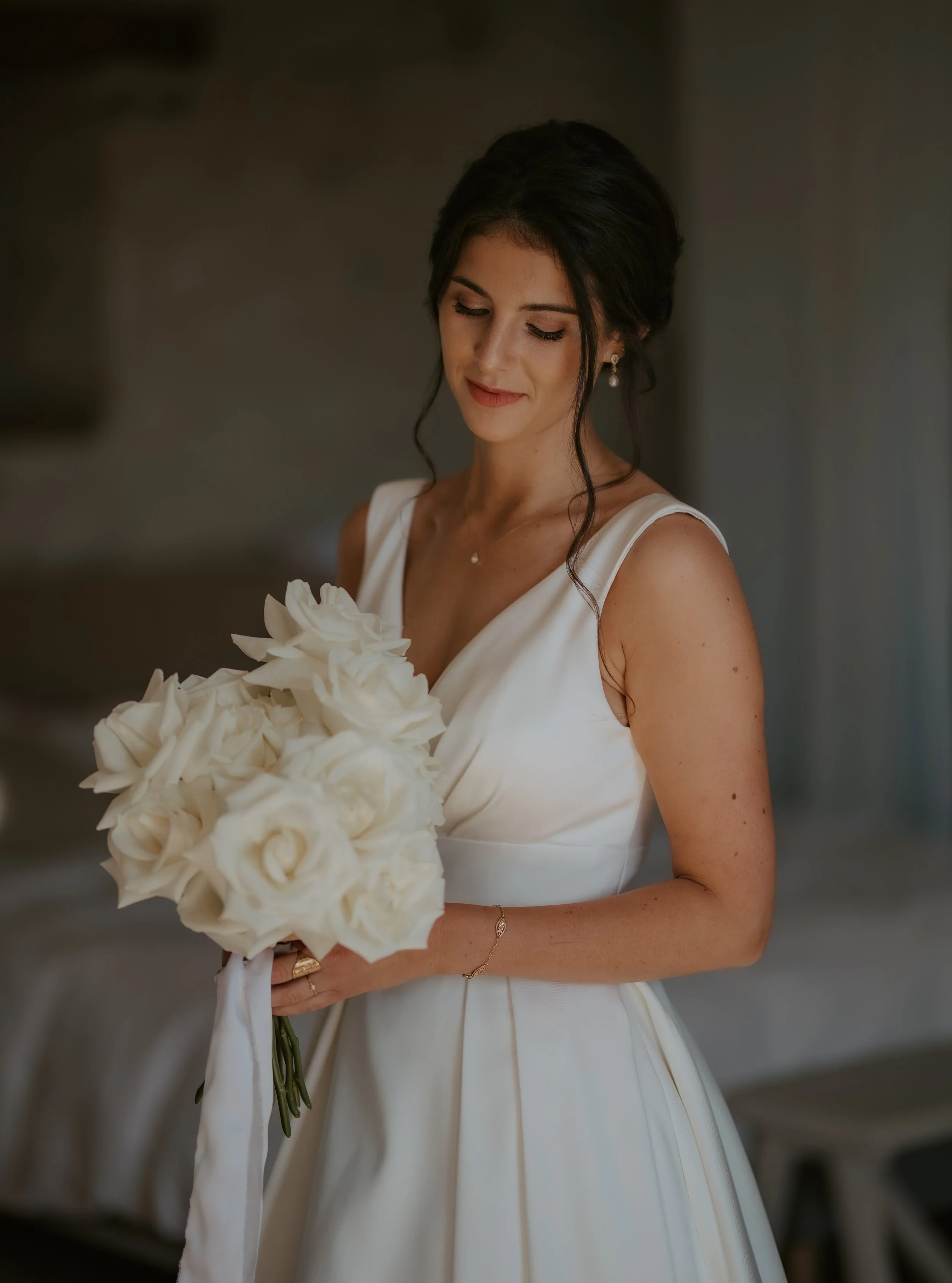 Deux jours, deux looks, deux bouquets :

Pour le mariage de Lisa &amp; Curtis au @domaine_de_la_chopiniere , Lisa avait imagin&eacute; son mariage en deux temps&hellip; et ses fleurs aussi.

La c&eacute;r&eacute;monie civile, la veille
Un premier loo