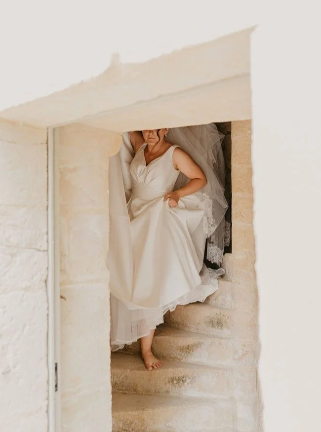 Cl&eacute;mence &amp; Robin - partie 1 
Quel plaisir de d&eacute;couvrir les images magnifiques de M&eacute;linda @aloreedesfees pour ce mariage chic et &eacute;l&eacute;gant au @chateau_de_la_citardiere 

Traiteur : @lbevents_traiteur_la_rochelle 
D