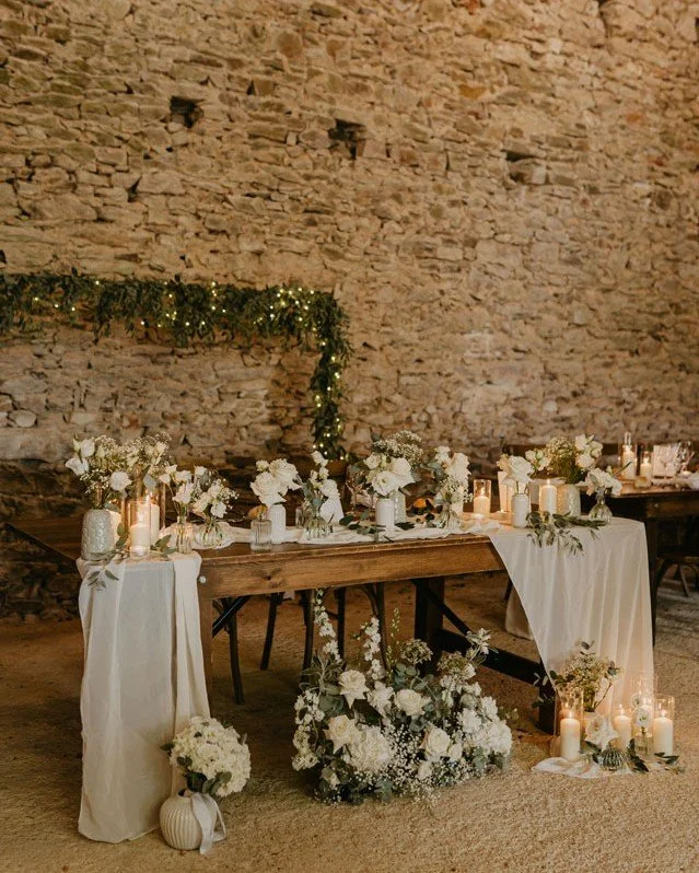 Cl&eacute;mence &amp; Robin -partie 2. 

Du blanc, du vert et de nombreuses bougies , pour ce mariage &eacute;l&eacute;gant au @chateau_de_la_citardiere 

Photos : @aloreedesfees 
Dj : @blkevent 
Coordination : @biskoulevents 
Fleuriste : @lh@lhorten