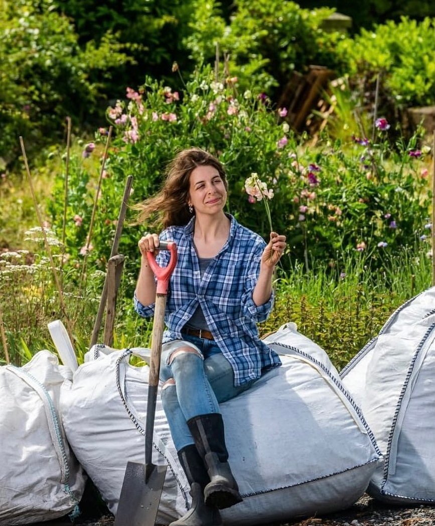 A few years ago I posed atop some bags of woodchip in front of my plot for an article in @theyorkshirepost .. a few years before that I&rsquo;d never grown a crop of flowers before! 

🐣 My homework from @bloomwithlaurenne is to explain how Wildwood 