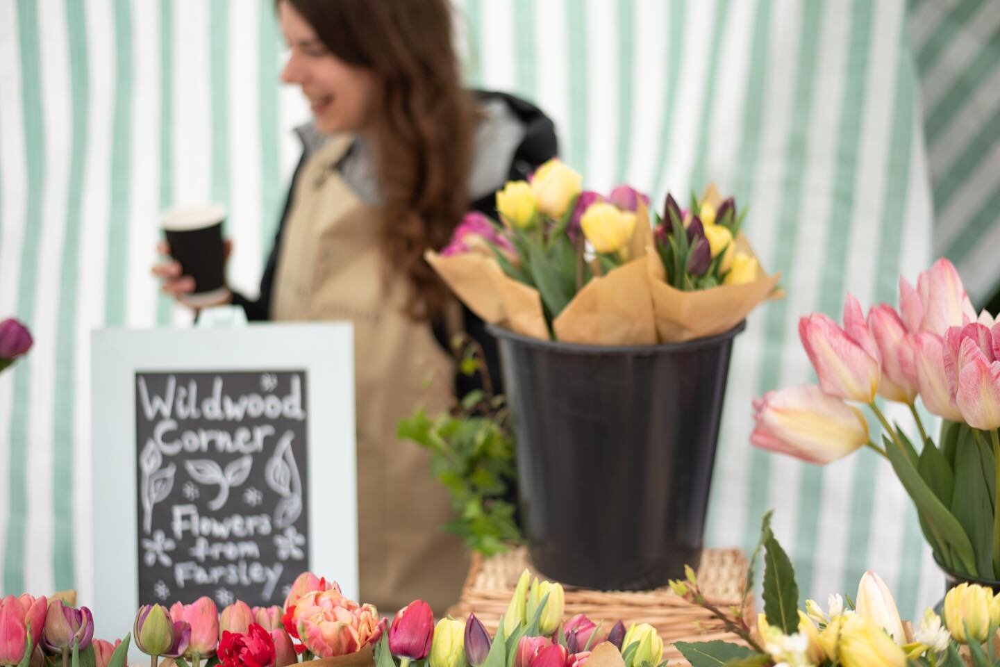 I can&rsquo;t wait to be back at Farsley Farmers this year! I missed taking my tulips there last April and I&rsquo;m so excited to share the spring and summer flowery abundance with you all 😍

1. Clutching a warm tea in the background
2. Daffs in th