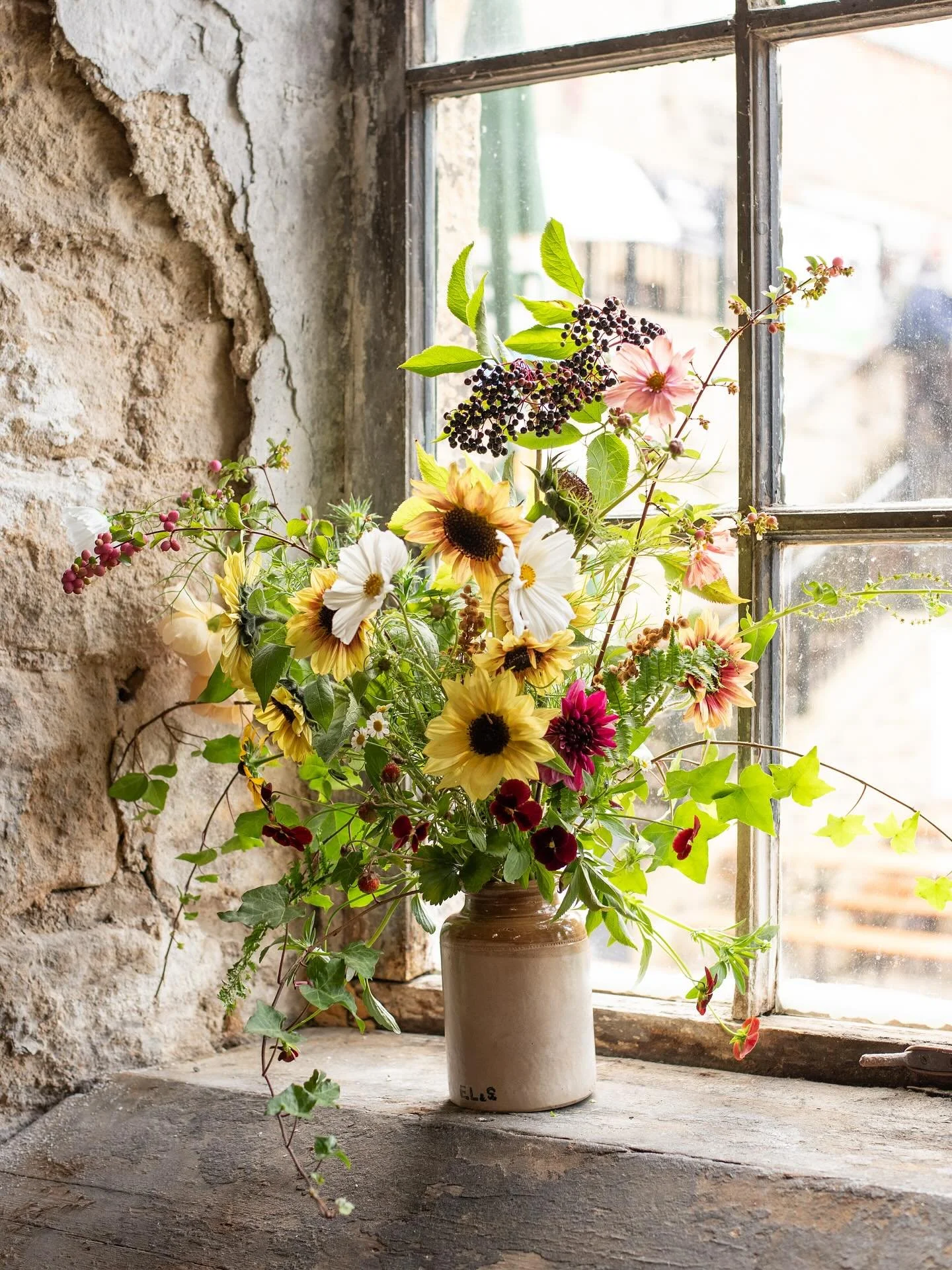Adore my new pots from @goodsingeneralstore! This big honey pot-looking delight is filled with end of summer loveliness adorning a windowsill @oldwoollen 

Flowers scooped up from the best flower farm around @silvergreyfoliage 😉