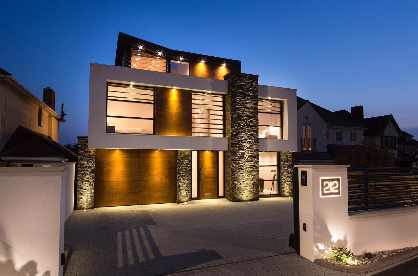 Infinity at twilight ✨
.
#twilight #modernarchitecture #sandbanks #pooleharbour #modernexterior #homephotography #dorsetcoast