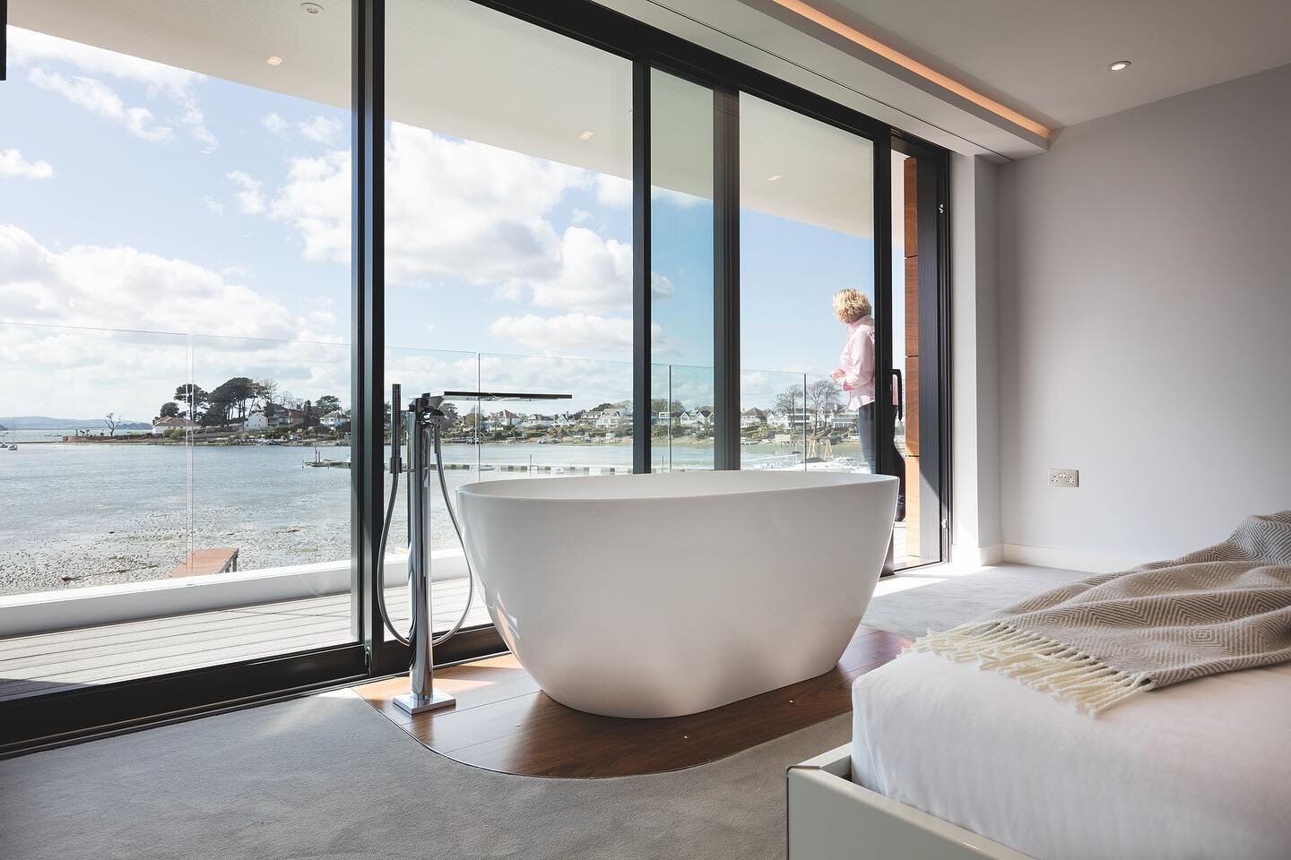Bath with a view, and what a perfect day for it 🛁☀️
.
#bathgoals #sandbanks #pooleharbour #harbourview #bathtubgoals #interiordesign