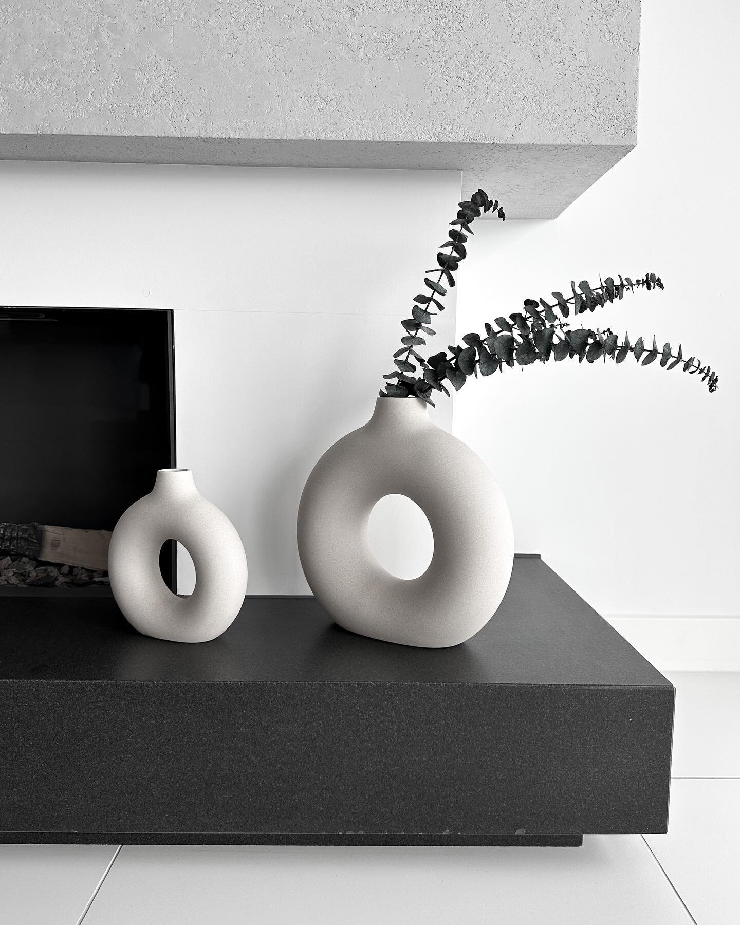 The small details that make a house your home 🌱
. 
#interiorstyling #interiorinspo #interiordesign #decor #eucalyptus #simplehomestyle