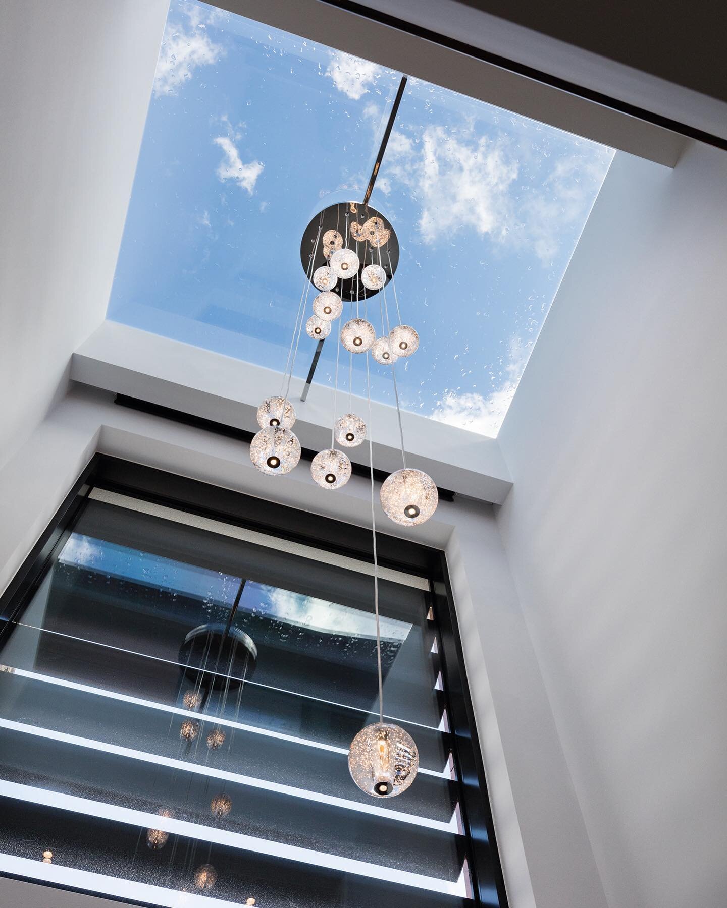 Designs that let the sunlight stream in and bring natural light to the home 🌤️
.
#interiordesign #skylight #modernarchitecture #skylights #modernhomes