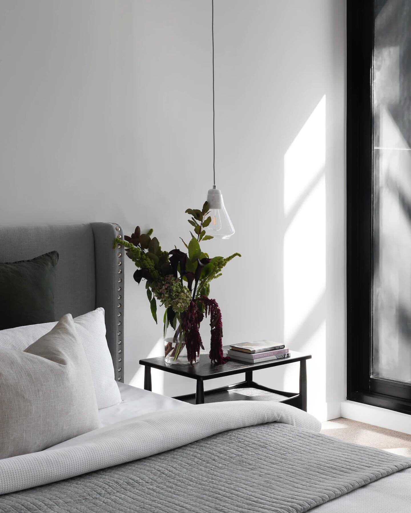 Monday inspiration. Finishing touches that make a house a home.
.
#interiordesign #bedroomdesign #bedroomdecor #greyaesthetic #interiordesigner #interiorstyling