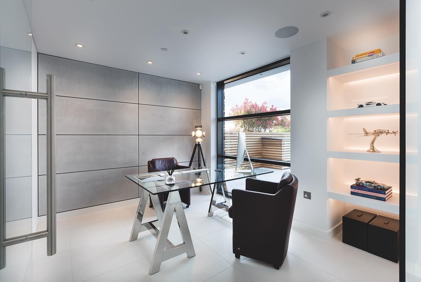 Our home office - a simple, clean space where the hard work and magic happens
.
#homeofficedesign #newbuildhomes #luxuryhomedecor #sandbanks #interiordesign #interiorinspiration #homedesigns #homeofficedecor #canfordcliffs