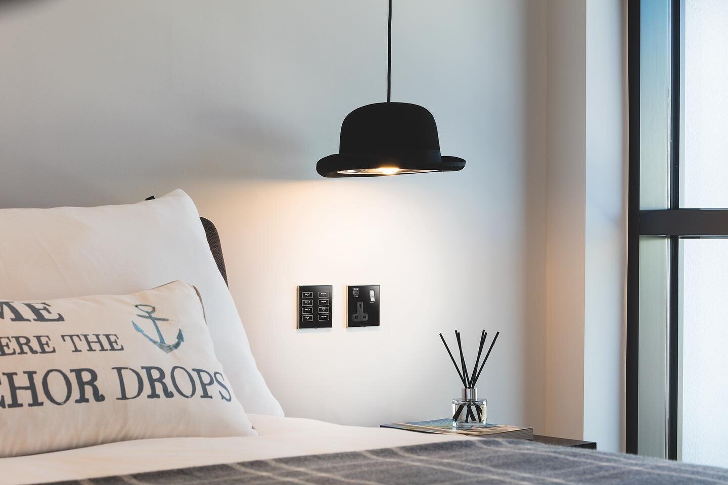 a modern bedroom with a unique edge 💡
.
#bedroomdecor #interiordesign #tophat #moderninterior #interiorinspo #bedroomdesign #modernhomedesign