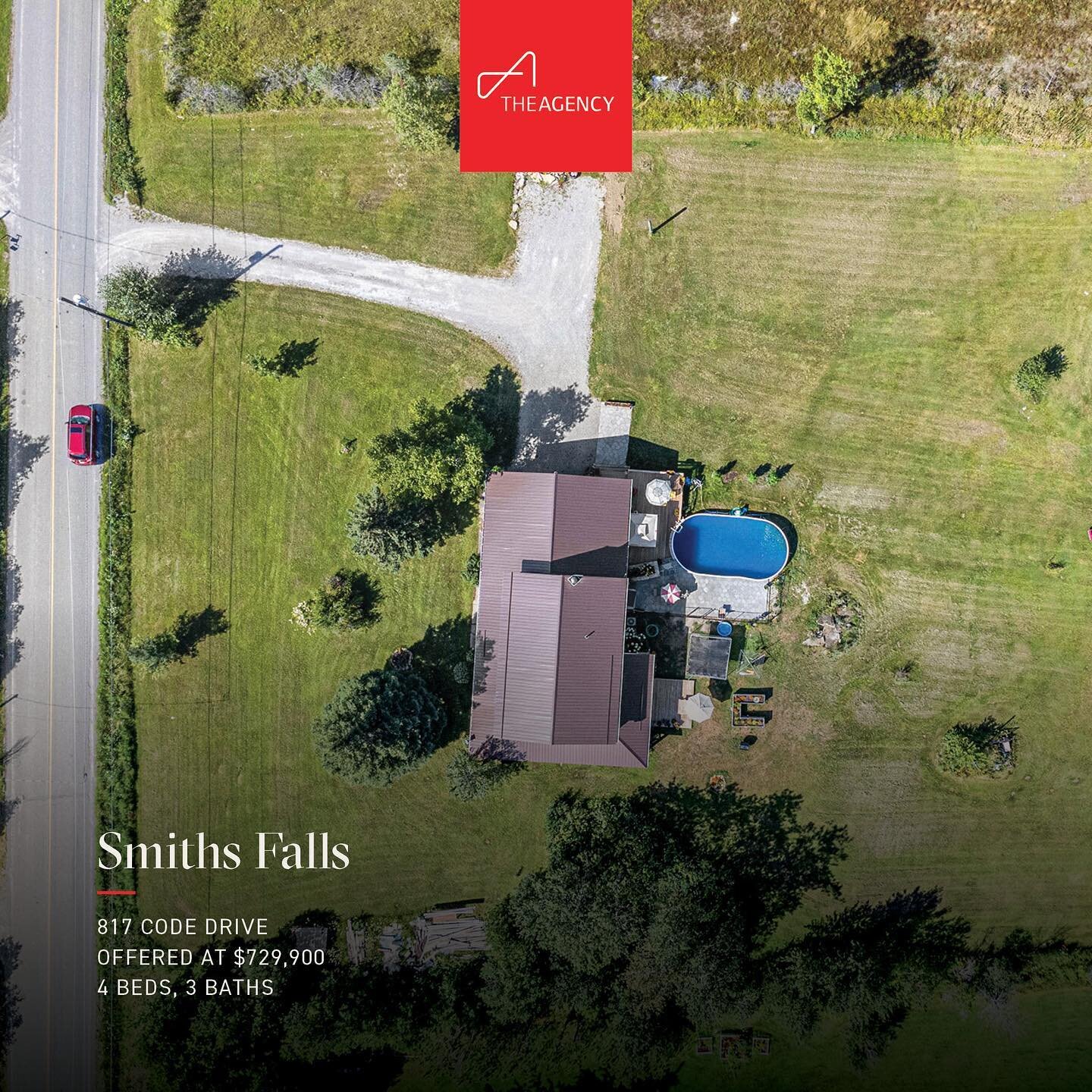 JUST LISTED | 817 Code Drive, Smiths Falls

Offered at $729,900

An entertainer's dream property. This two-storey, four-bedroom, two-and-a-half bathroom home sits on 1.42 acres of level, clear land. Located just 4 minutes to downtown Smiths Falls, yo