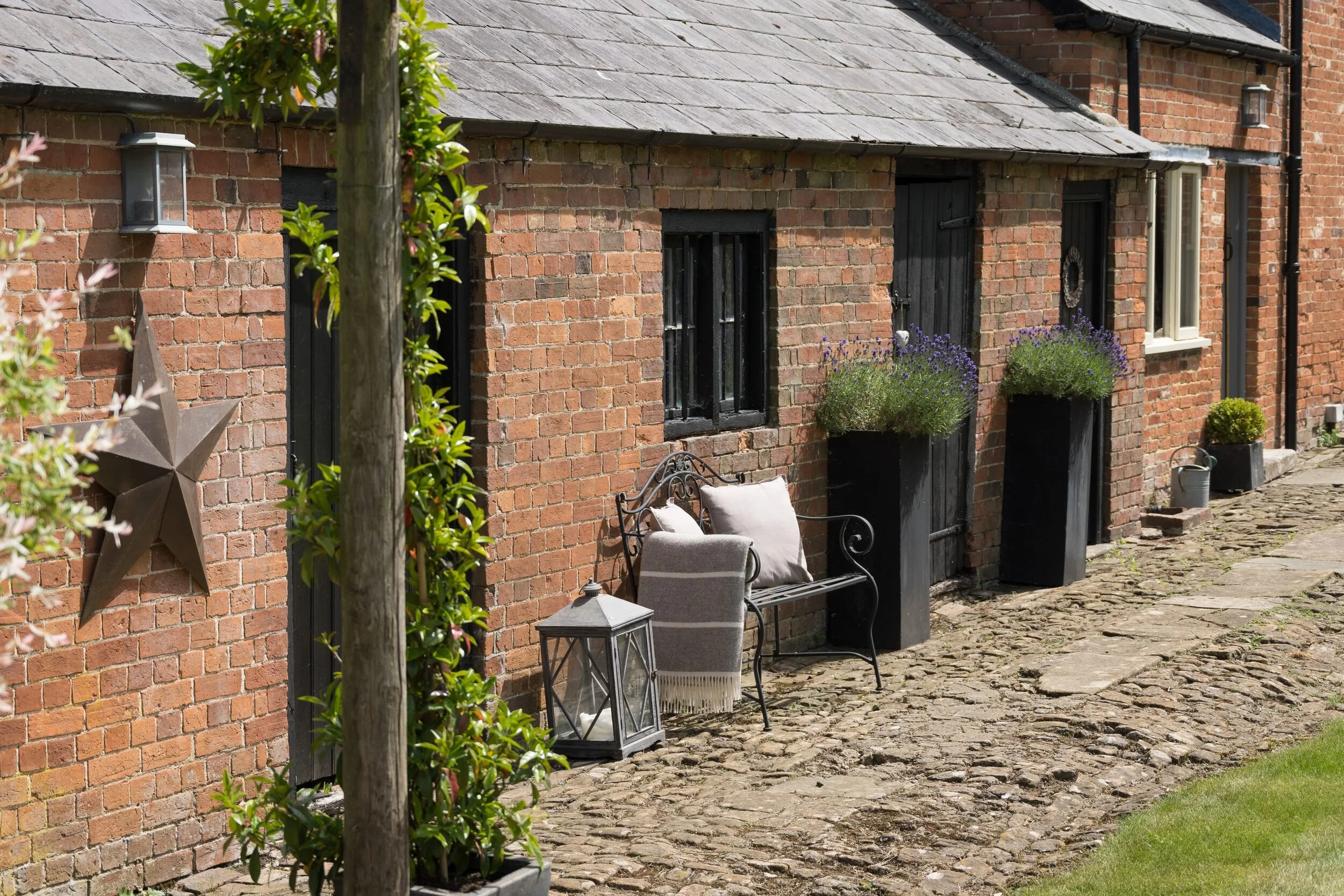 08-country-home-courtyard.jpg