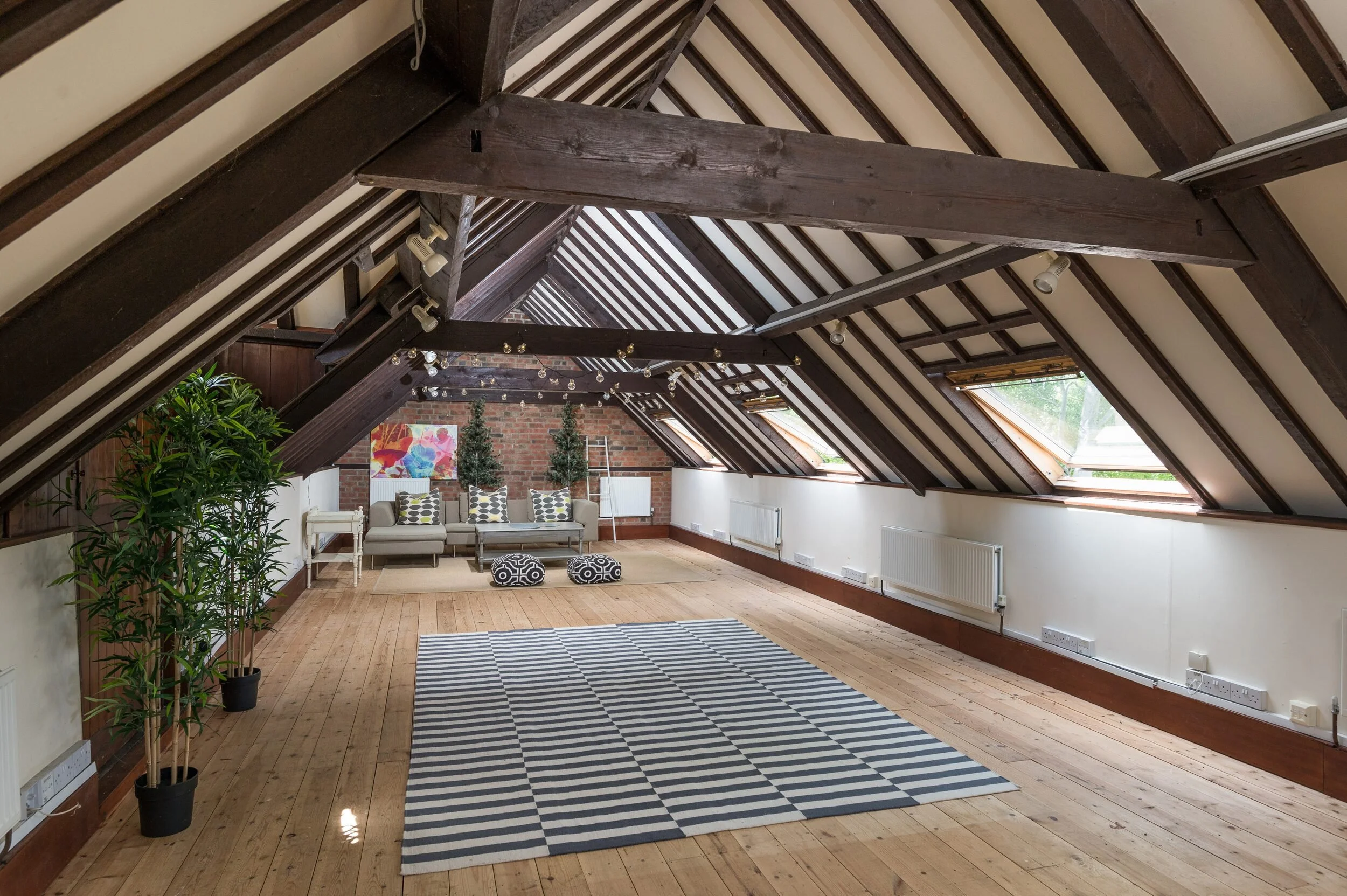 06-country-home-loft-room.jpg