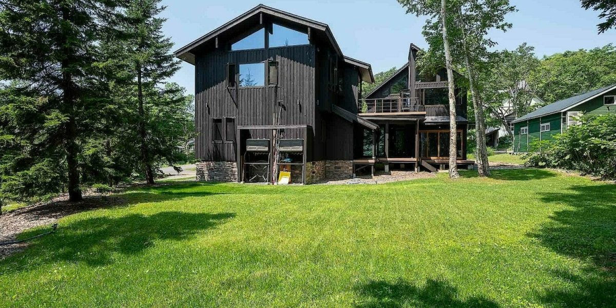 niseko-chalet-large-private-garden.jpeg