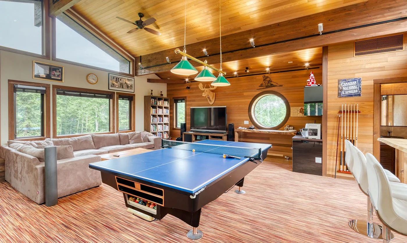 tsble tennis, TV and pool table in Chalet in Japan with now outside