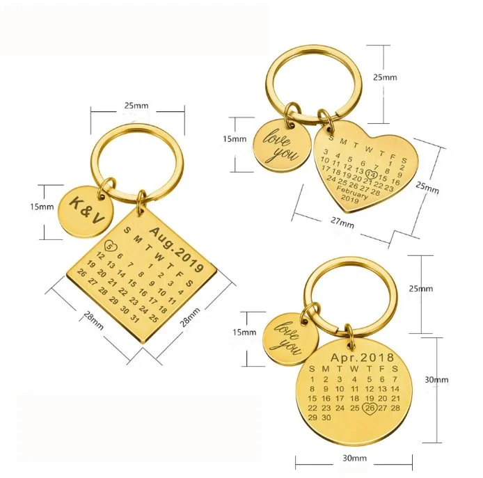 Chaveiro dourado com três pingentes, um calendário de 2019 e 2018, uma mensagem de amor, e iniciais"K&V". As dimensões dos elementos variam de 15 mm a 30 mm.
