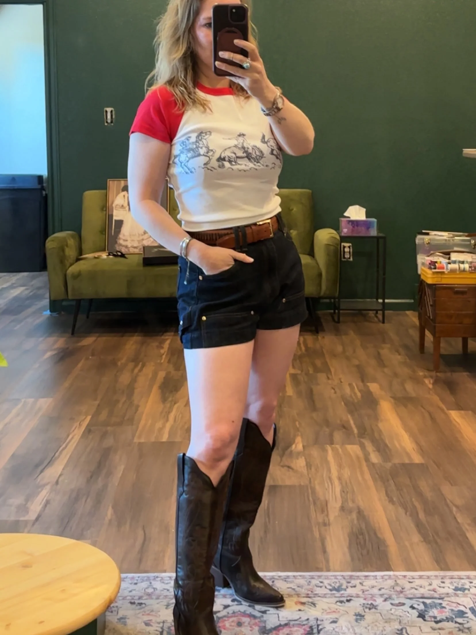I hope everyone has a great CFD! Happy day 1
Shirt @desperadodepot 
Shorts: @shop_pilar