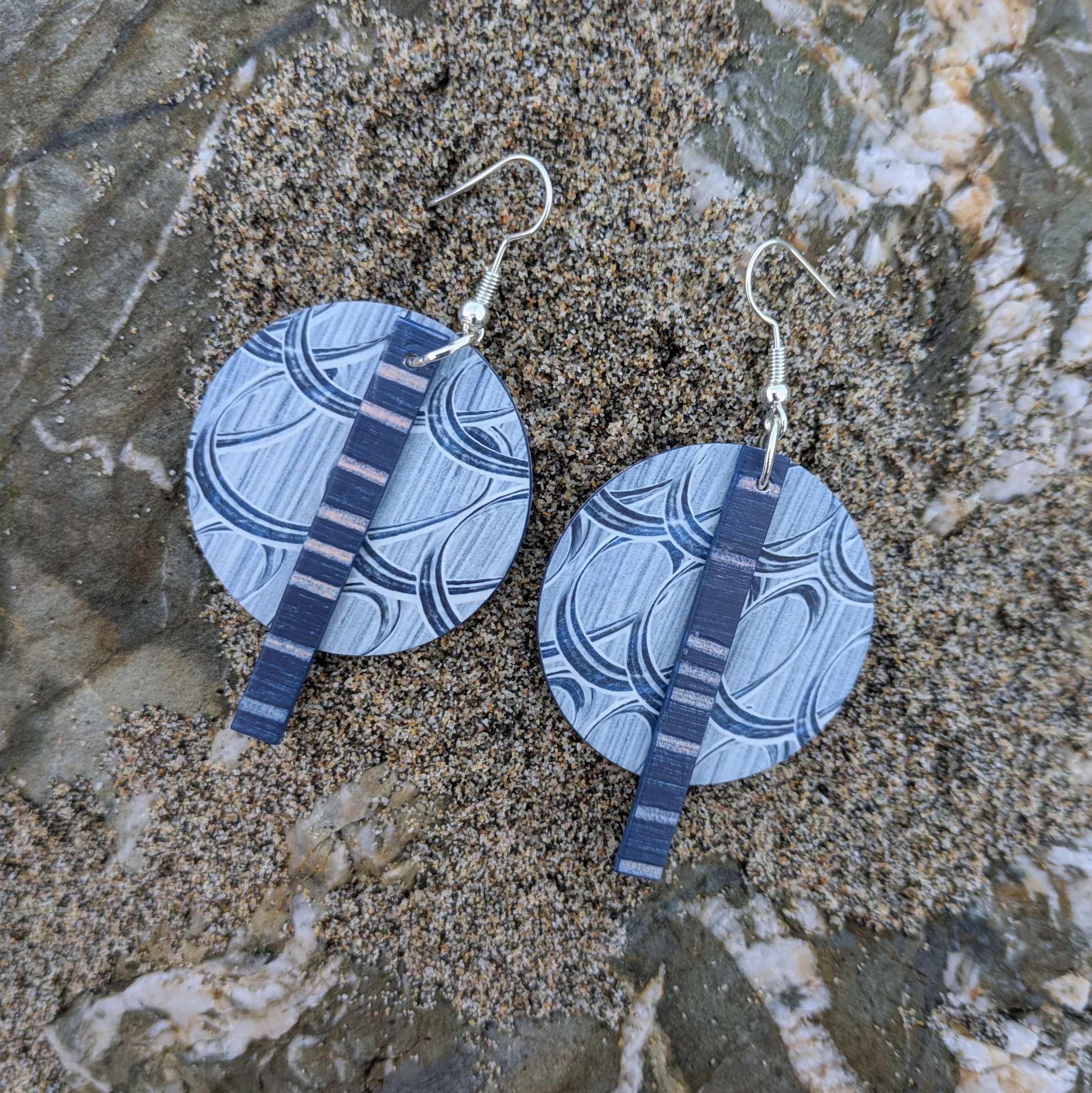 Wave Discs with Striped Swing Dangle