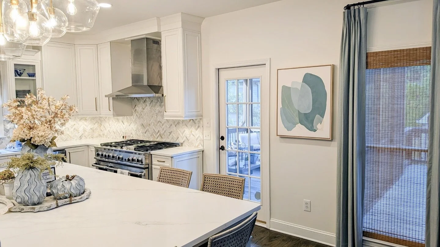 Such a perfect fit! 🤍 Absolutely loving this beauty as she sits in her gorgeous new home in Marietta, GA! Thank you again to this sweet family for stopping by and finding this perfect piece for their home. 

#georgiaart #abstractartwork #abstracts #