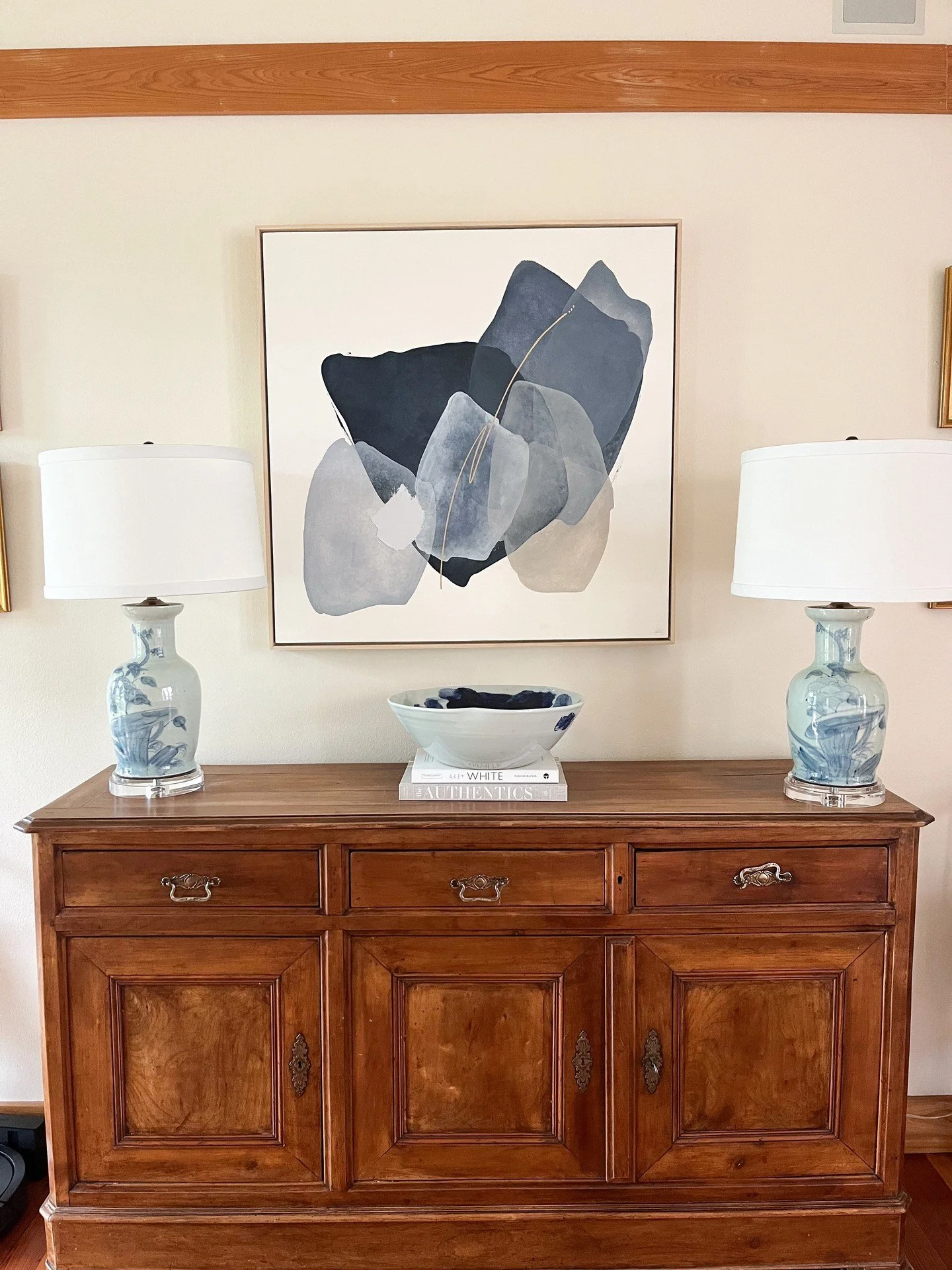 Nothing like modern layers with a timeless appeal. 🤍 Absolutely love how this client incorporated classic pieces with the look of a modern abstract. Such a great way to tie both styles in together.

#timelessstyle #elegantabstracts #abstractartwork 