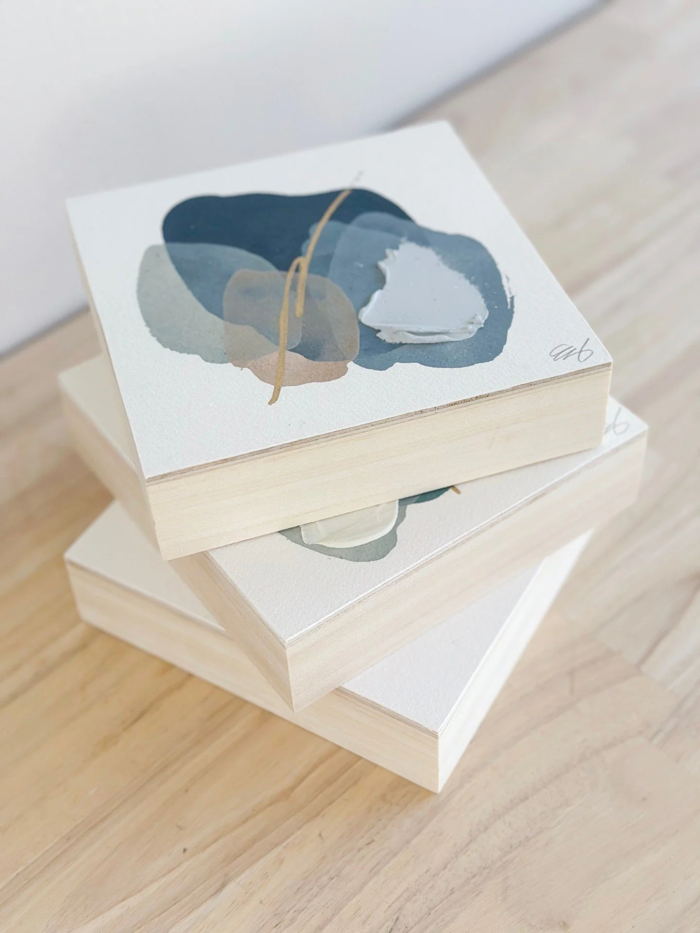 Minis&hellip;one of my favorite sizes to work with. Love the raw wood edges, giving them such a natural feel. 🤍

Just 3 little minis left on the website waiting for their forever home! 

#miniart #smallartwork #smalloriginalart #artforthehome #woodp