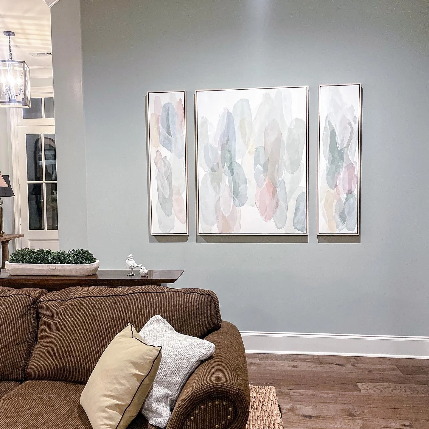 One of my many favorite parts about visiting my mom&rsquo;s home&hellip;seeing this gorgeous beauty along with so many other pieces she&rsquo;s collected over the years! My biggest fan. 🥹 

#triptychpaintings #artworkforthelivingroom #livingroomartw